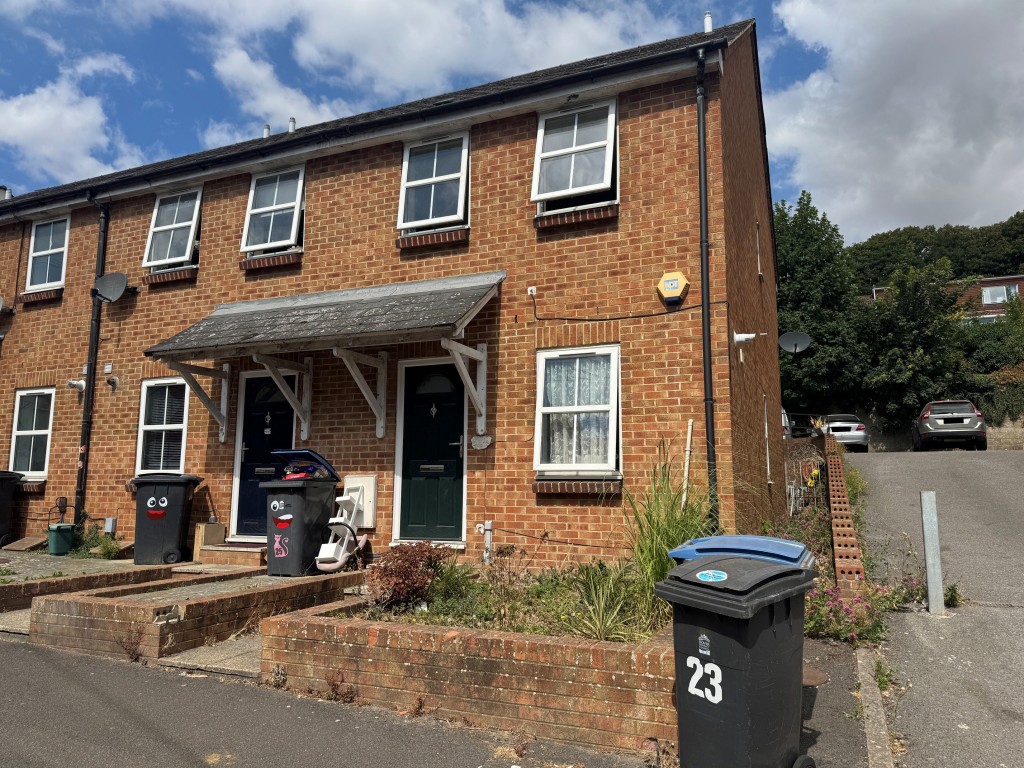 Lot: 168 - FREEHOLD TWO-BEDROOM END-TERRACE HOUSE WITH PARKING - Front of property